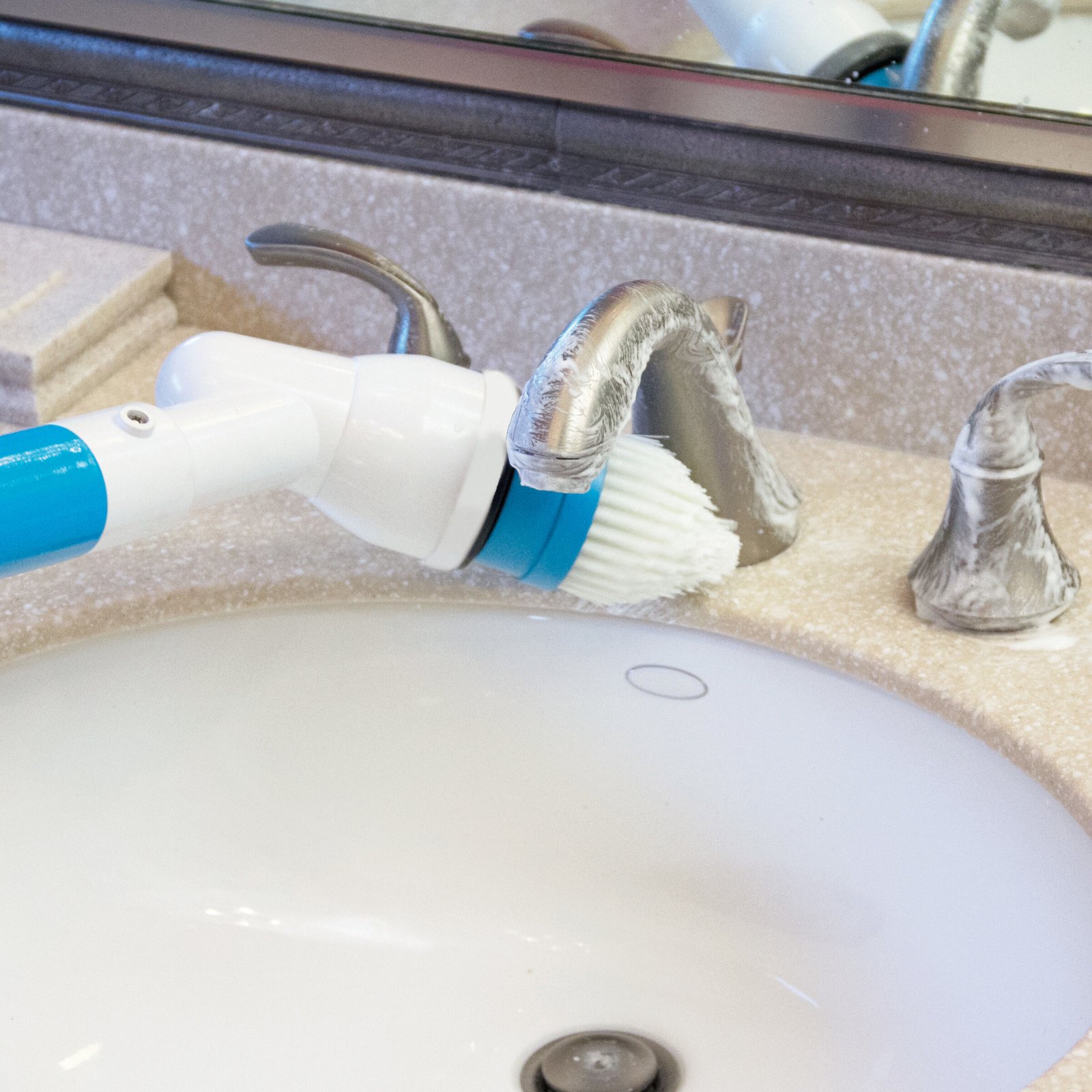 washing the washbasin with a brush